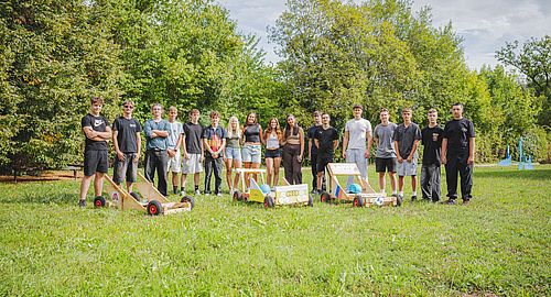 Ausbildung: Azubis mit Seifenkisten