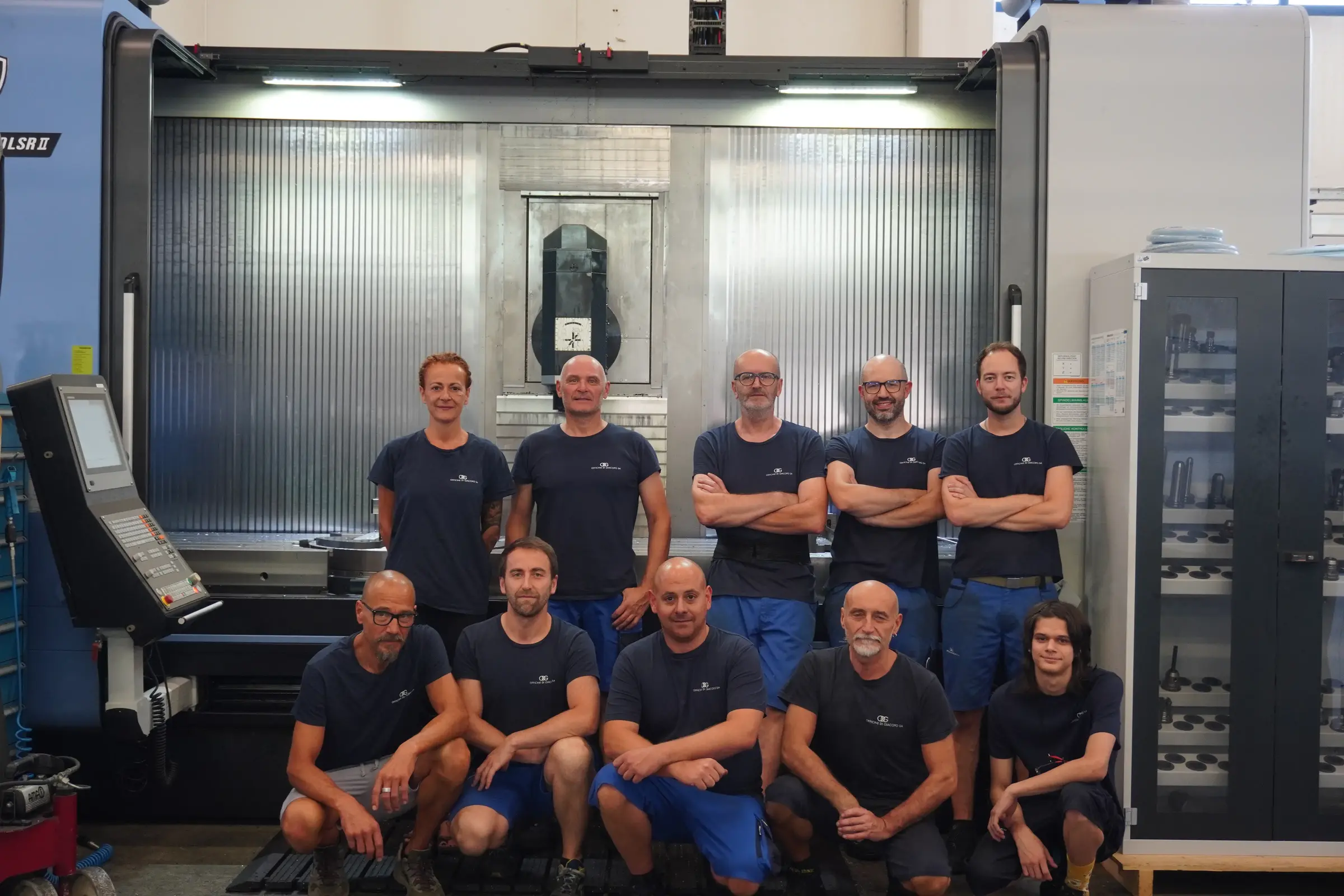 Team vor einem Hermle-Bearbeitungszentrum