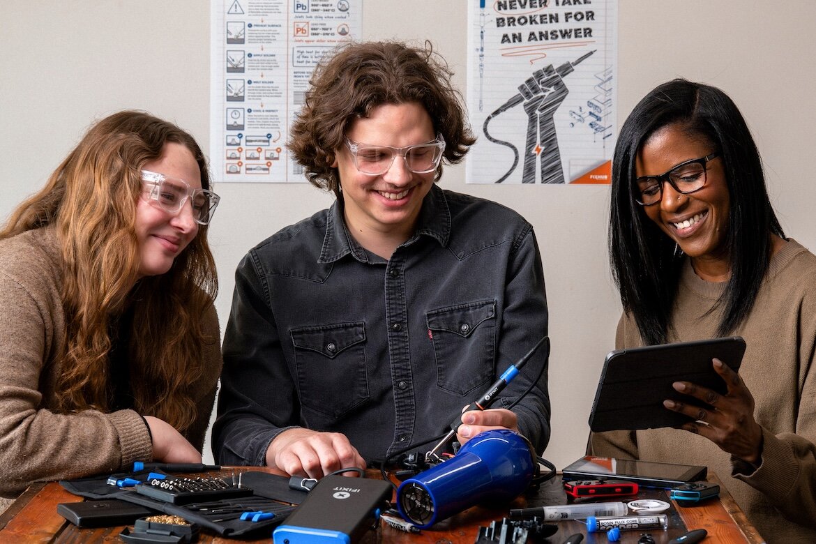 Gemeinsames Reparieren von Elektronik