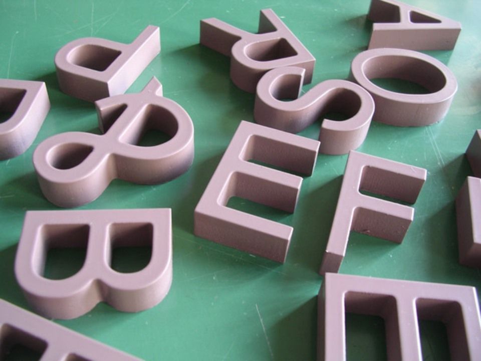 Buchstaben (bis 600 mm Höhe, 20 mm Stärke)