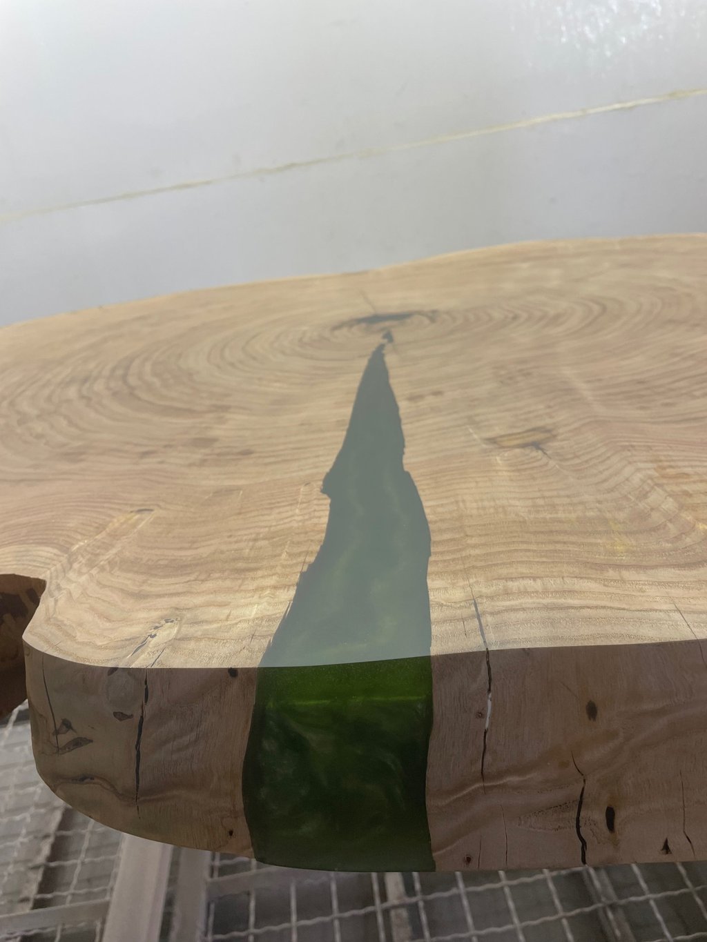 Epoxidharztisch (rund, Kastanie)