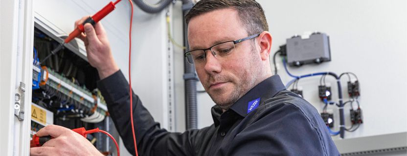 Roboterzelle für Clipping, Kleberauftrag und Beflämmen
