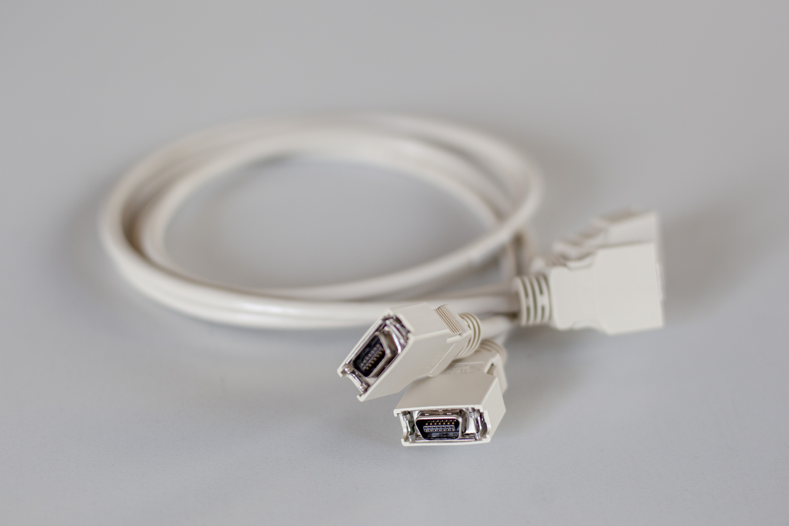 MDR connector assembly