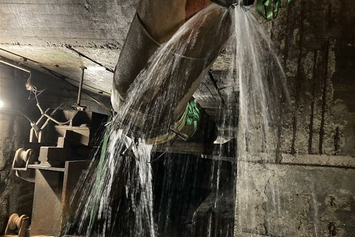 Zunderwasserleitung mit Leck vor der Auskleidung