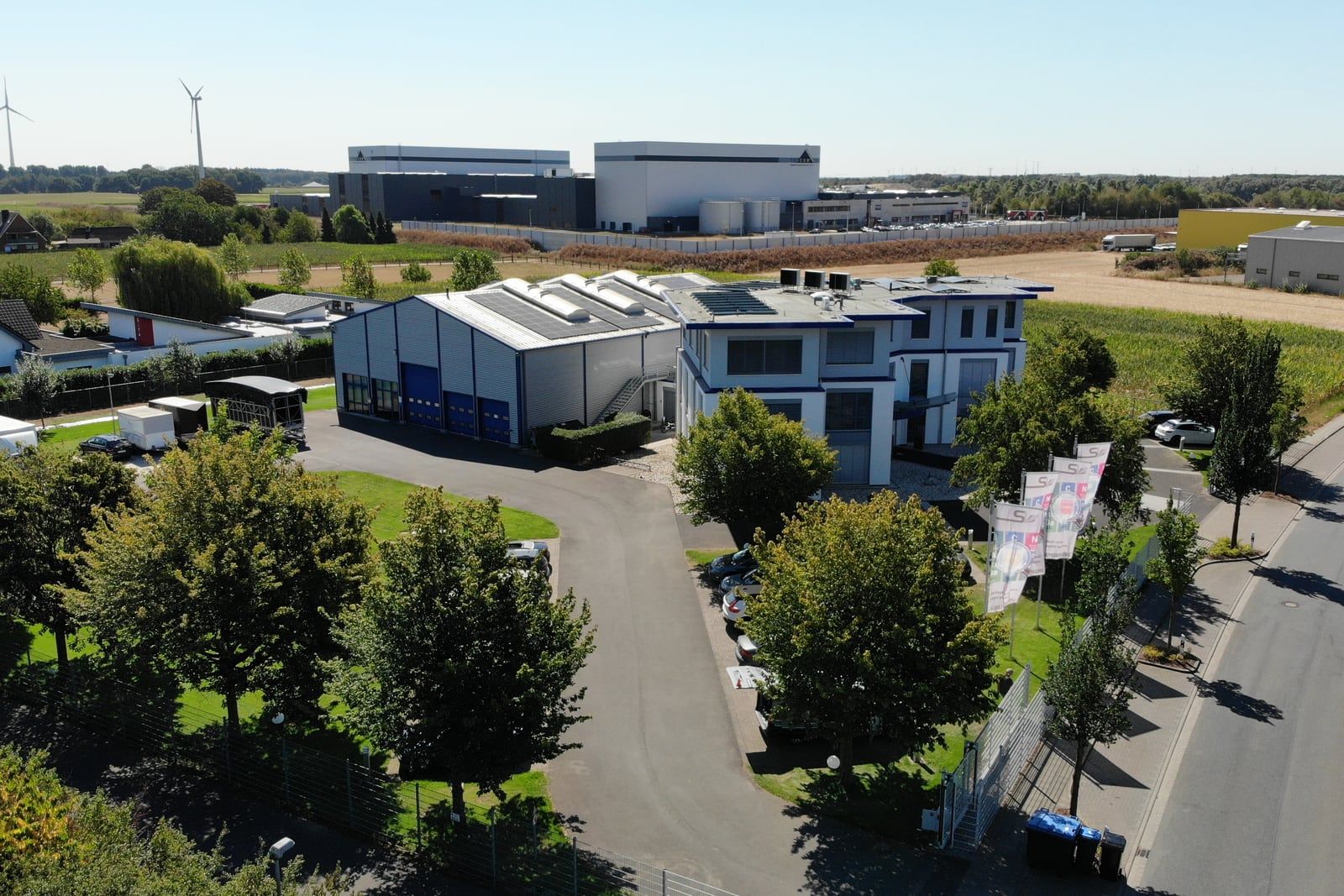 Firmengelände in Goch mit Bürogebäude und Lagerhalle