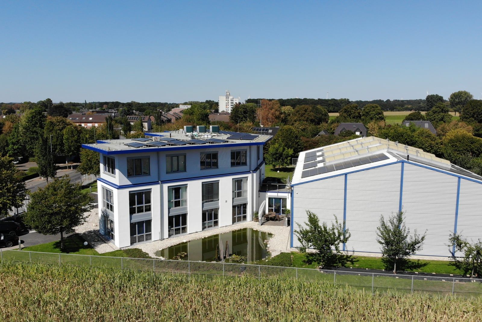Bürogebäude und Lagerhalle mit Grünflächen