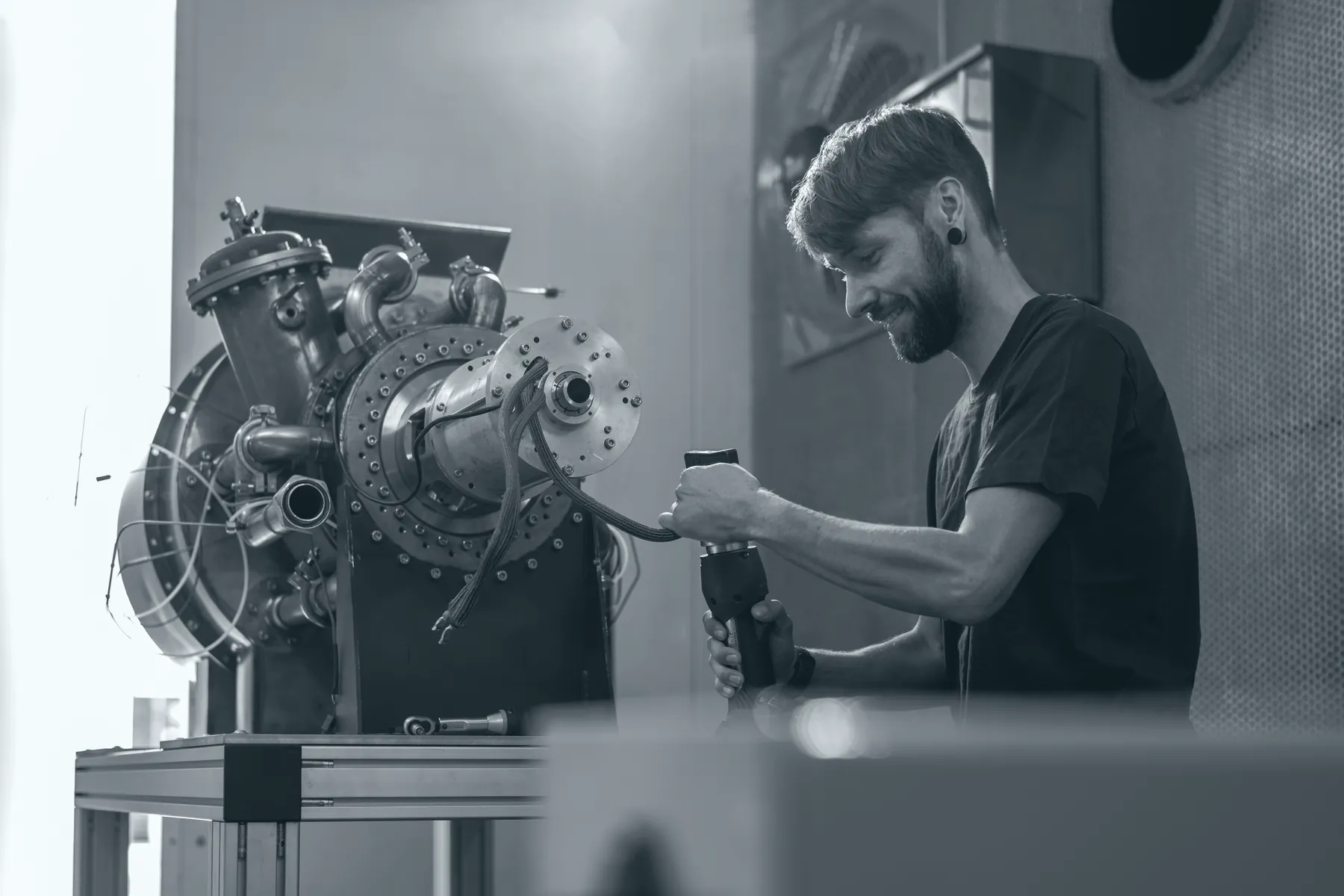 Arbeit an einer Mikrogasturbine in der Werkstatt