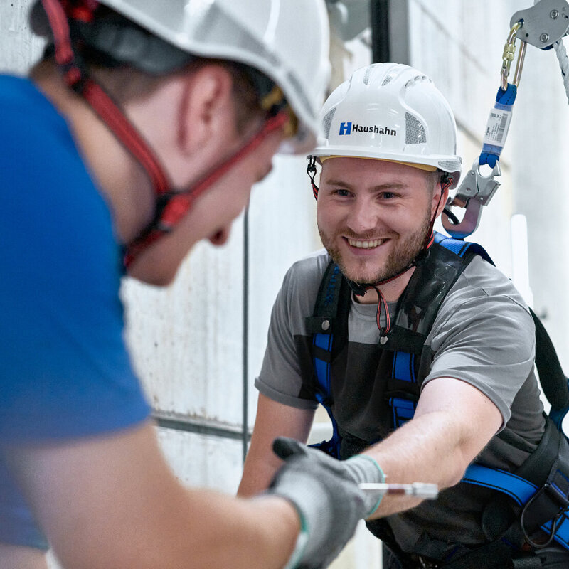 Montageteam mit Schutzausrüstung