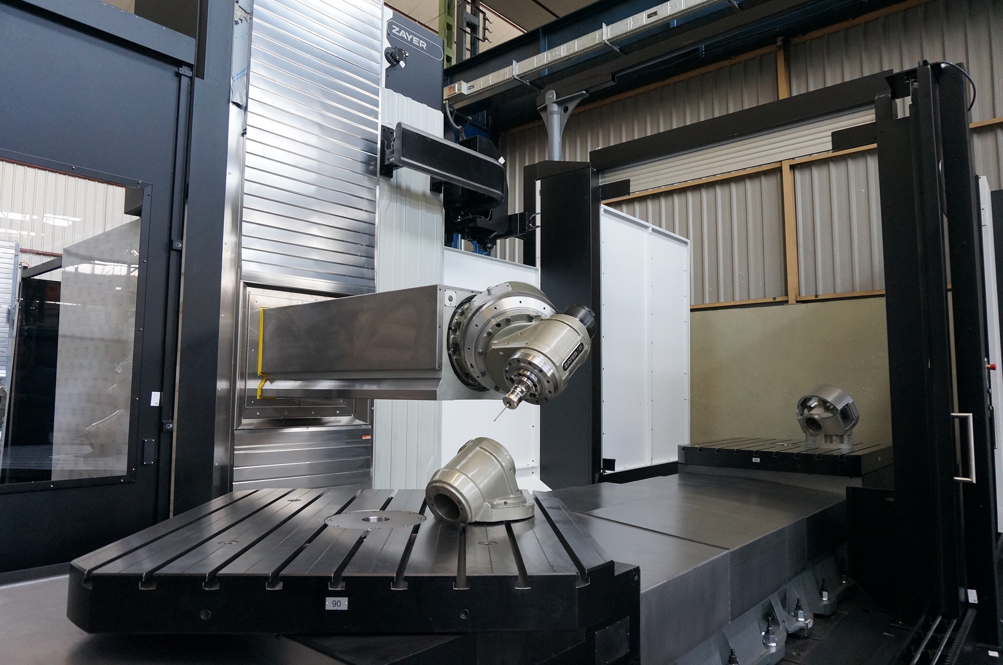 Bettfräsmaschine ZAYER XIOS G mit zwei Arbeitstischen