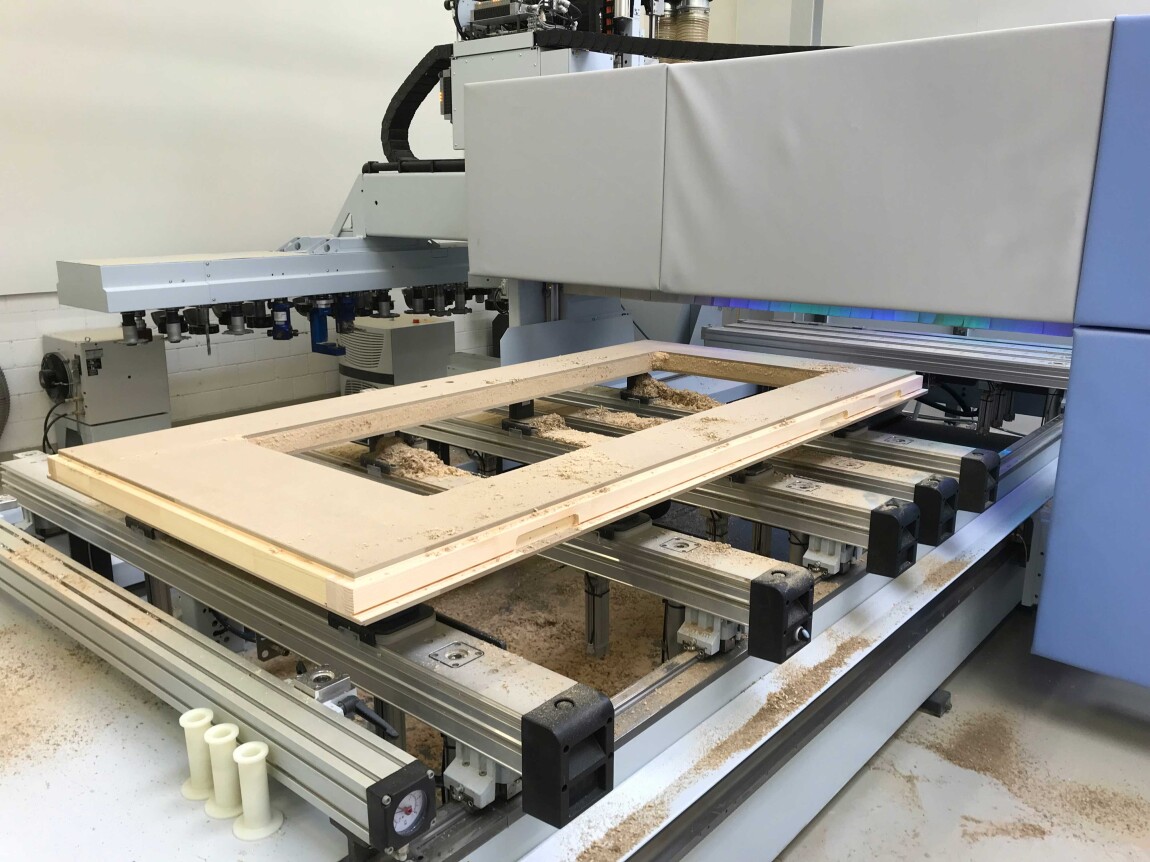 Vollautomatisches Rahmenbearbeitungscenter in der Produktion Turbenthal
