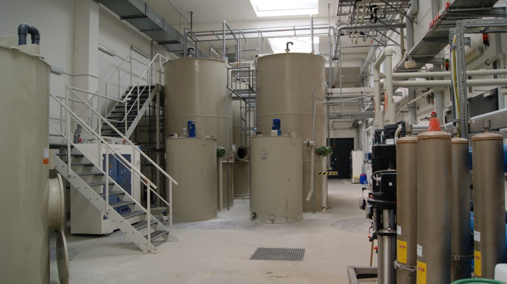 Produktionsbereich mit Lagertanks und Rohrleitungen