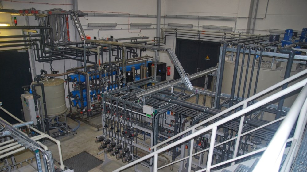 Produktionsanlage mit Rohrleitungen und Filtereinheiten