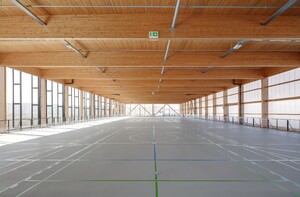 Halle mit Holzdecke
