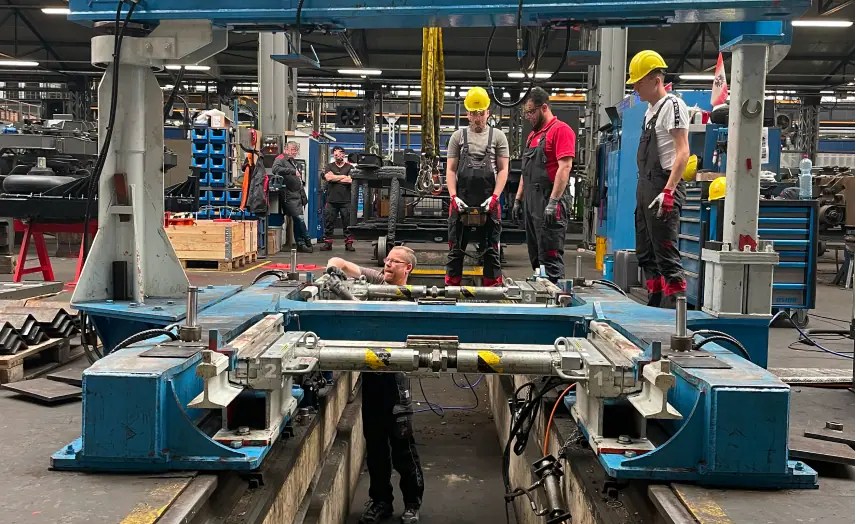 Techniker beim Einbau eines LARS-m Systems