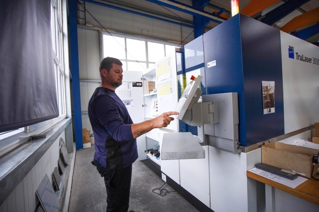 Laser cutting of sheet metal parts