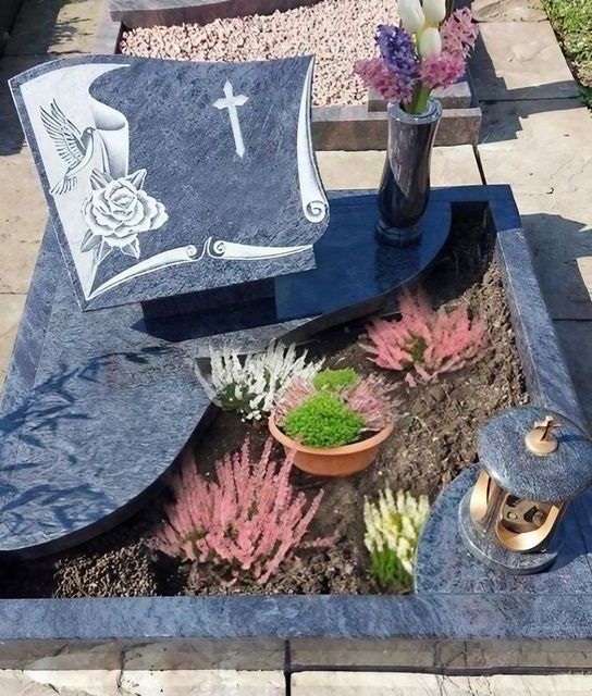 Granitgrabstein mit Blumengravur und Kreuz