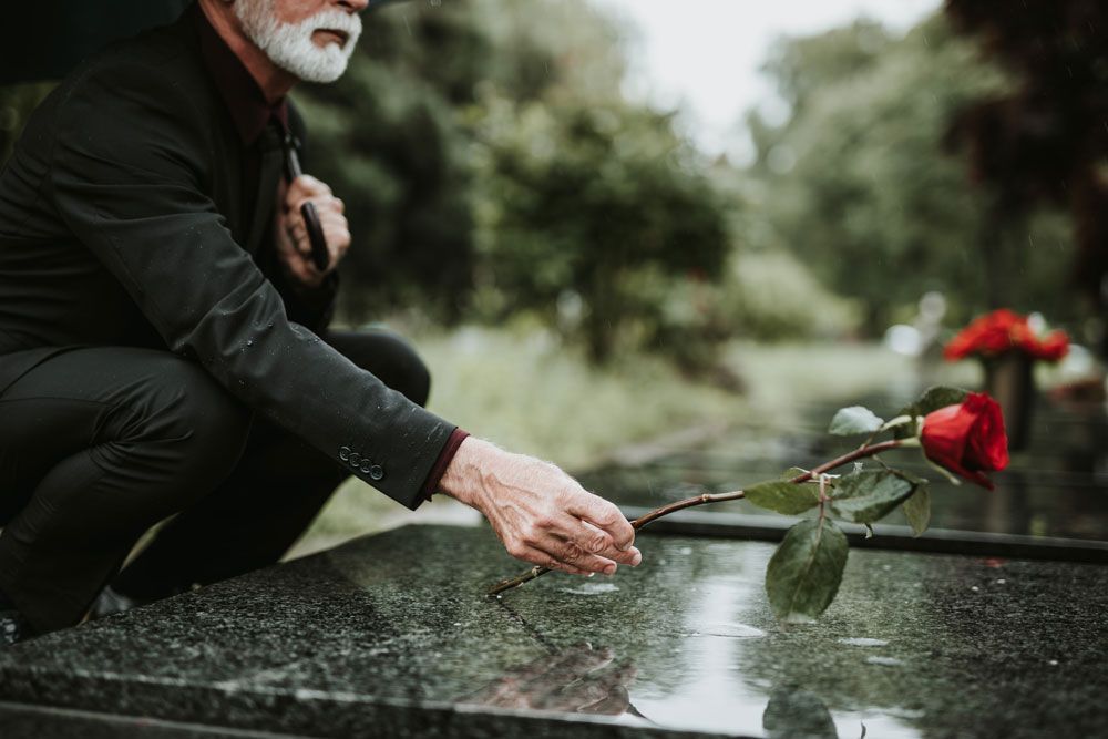 Poliertes Grabmal auf dem Friedhof