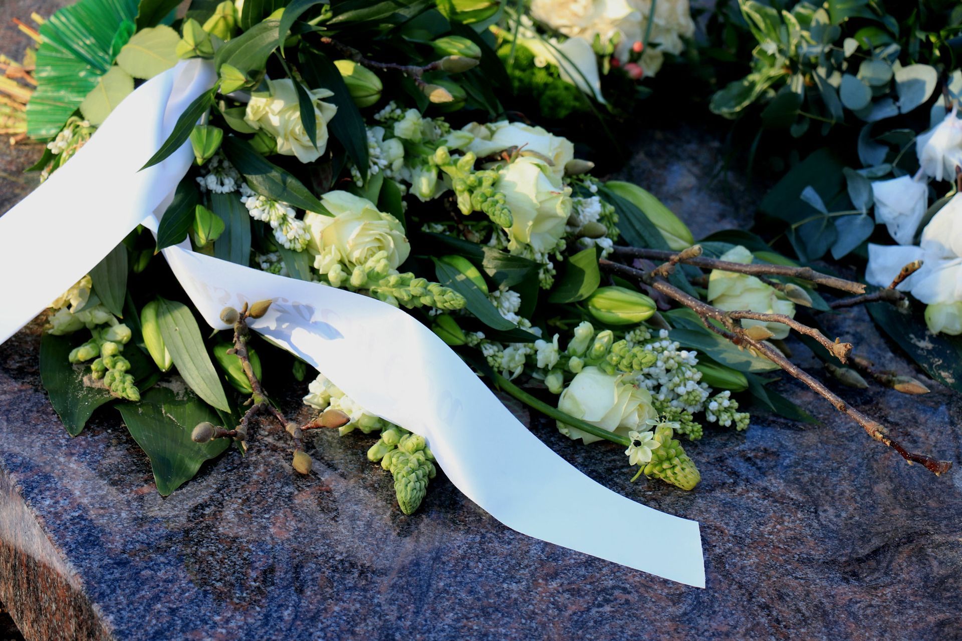 Blumengestaltung auf dunklem Steingrund