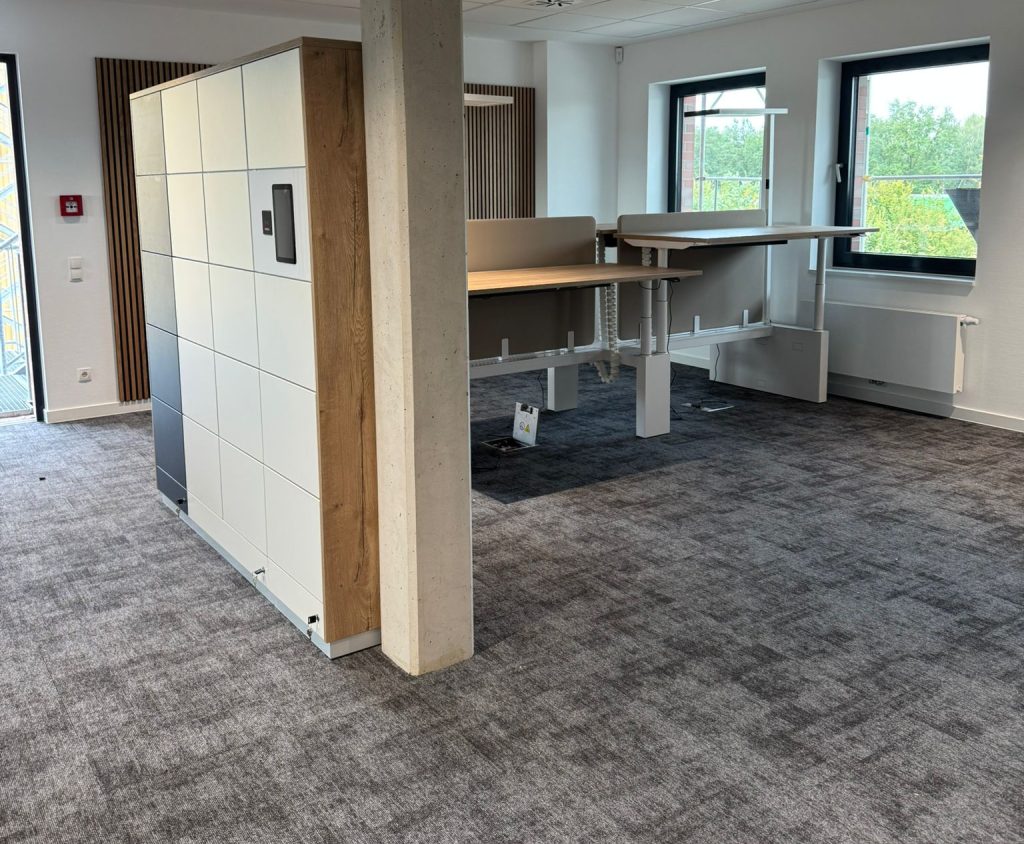 Büroeinrichtung mit Assmann Bench und Allvia Schließfachschrank