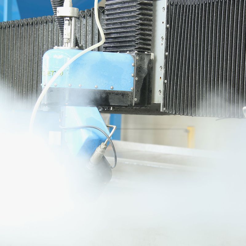 Wasserstrahlschneidmaschine im Betrieb