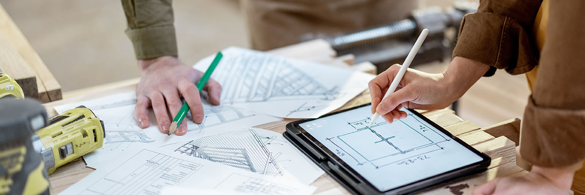 Planung eines Möbelstücks anhand von Zeichnungen und Tablet