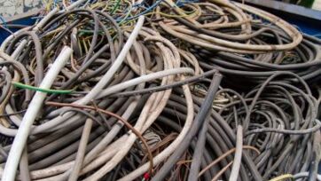 Altkabel im Container