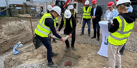 Zeitkapsel-Übergabe beim Neubau von Voss Edelstahl
