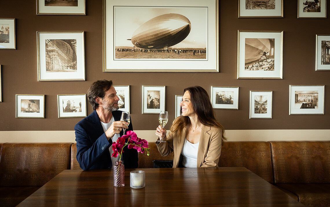 Restaurant im Zeppelin-Hangar mit Blick auf den Start- und Landeplatz