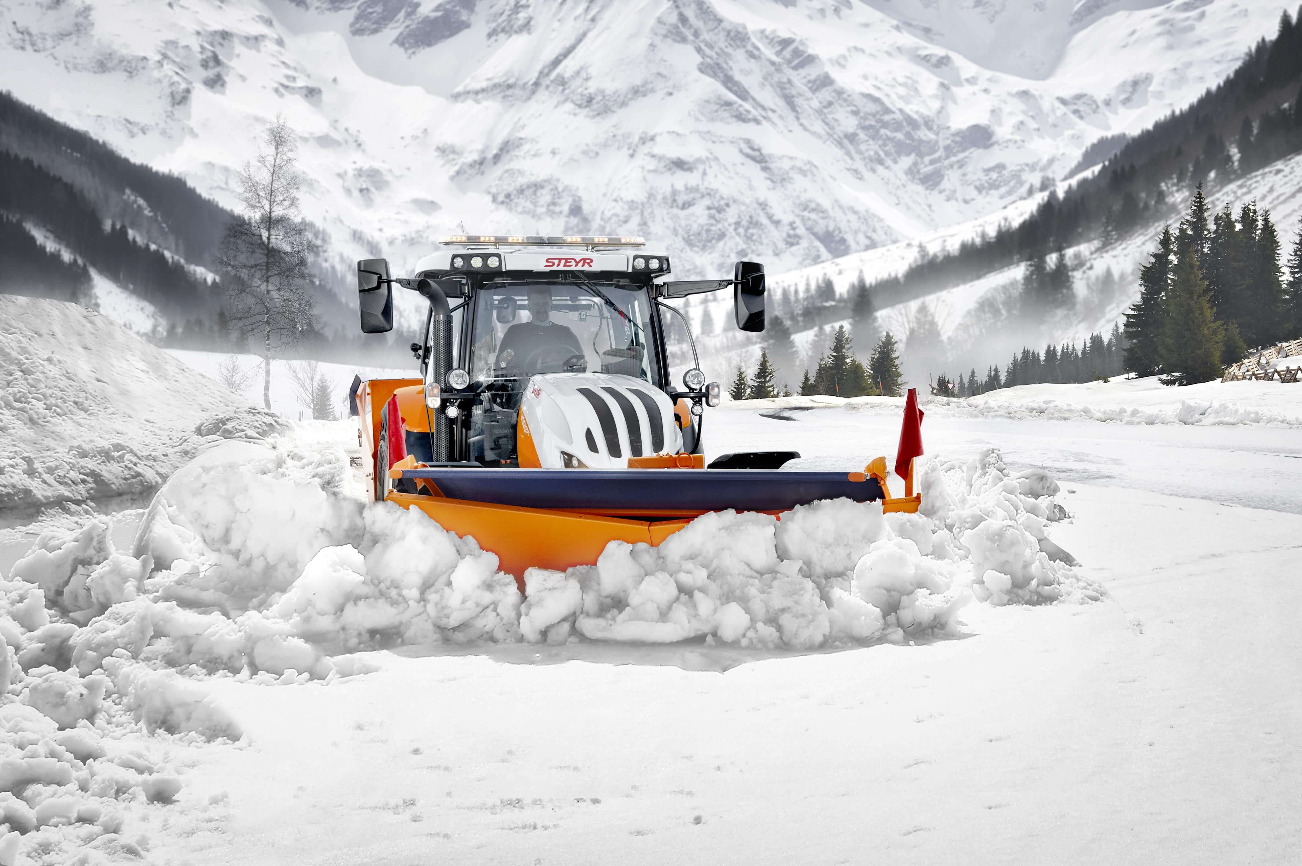 Traktor mit Schneeräumausrüstung