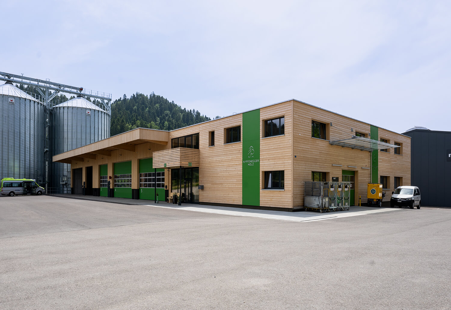 Bürogebäude und Fahrzeughalle
