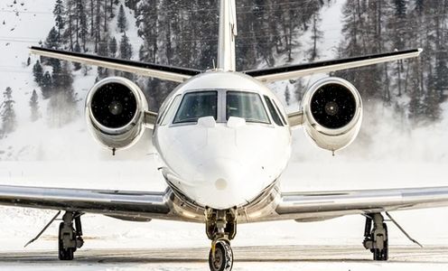 Business Jet auf verschneiter Landebahn