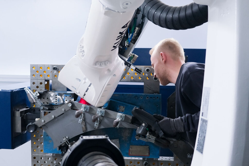 Mitarbeiter am Schweißroboter