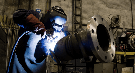 Großes Metallbauteil in der Werkstattfertigung