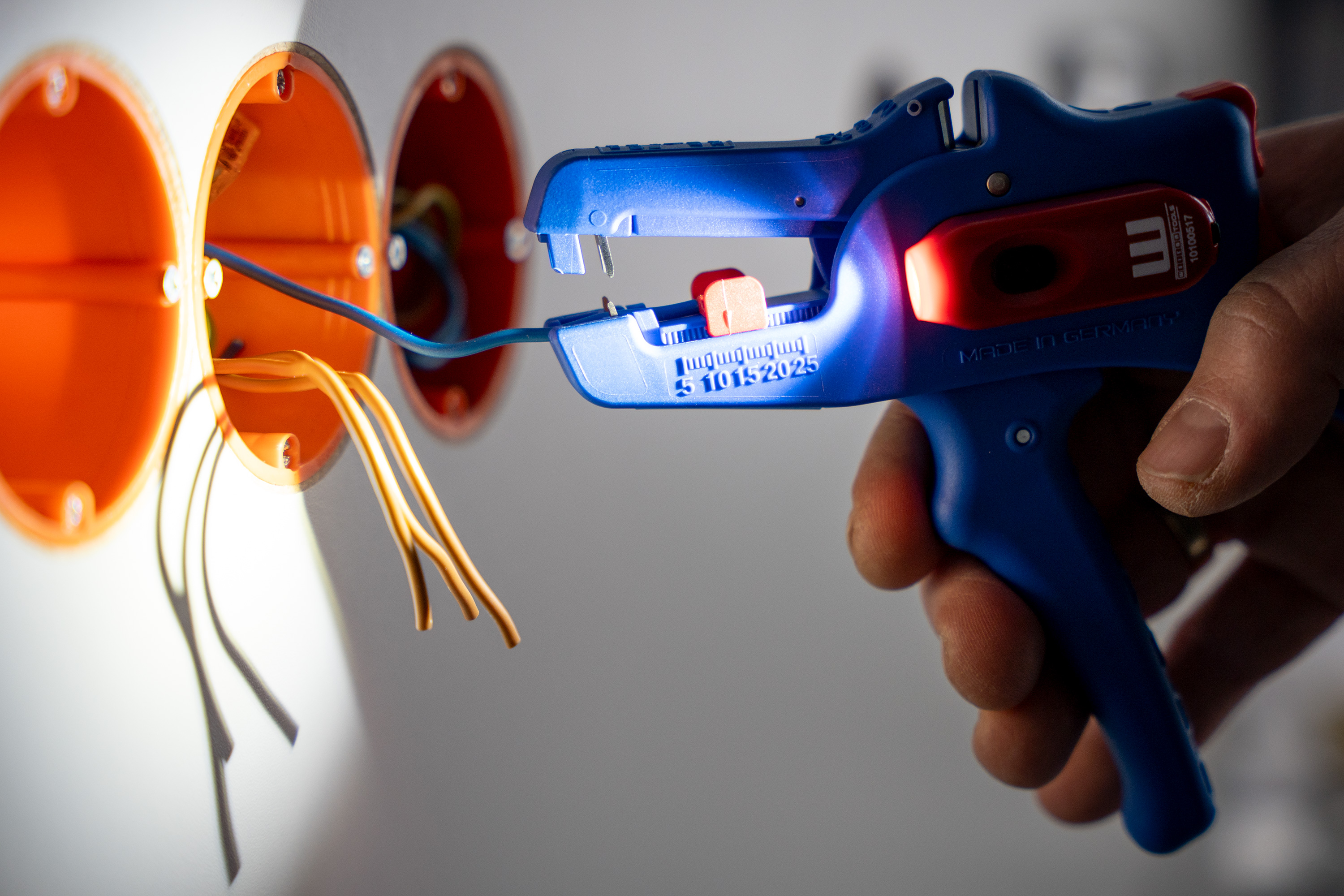 WEICON TOOLS LED-Werkstattleuchte im Einsatz
