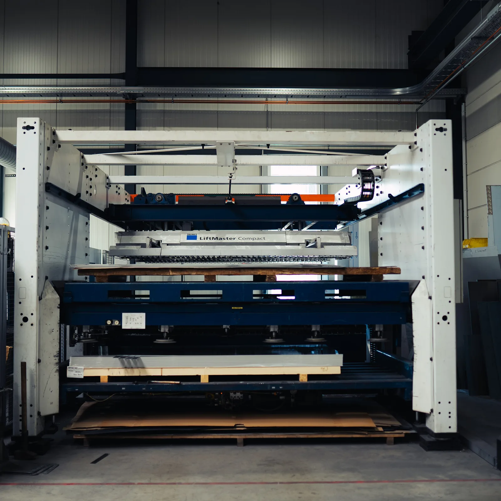 Automatische Blechzuführung LiftMaster Compact an der Laserschneidanlage