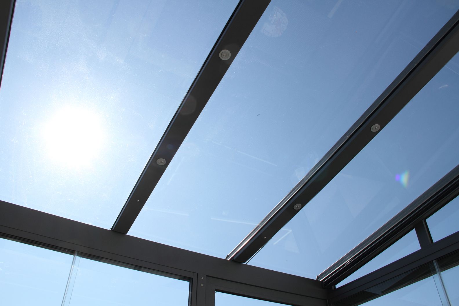 Moderne Glaskonstruktion mit großflächigen Glaselementen