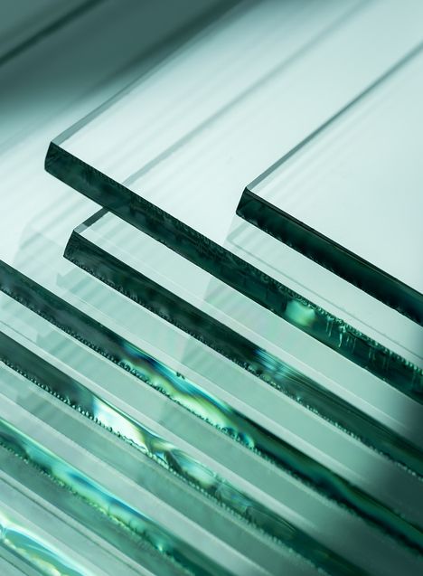 Gelagerte Glasscheiben in verschiedenen Tönen