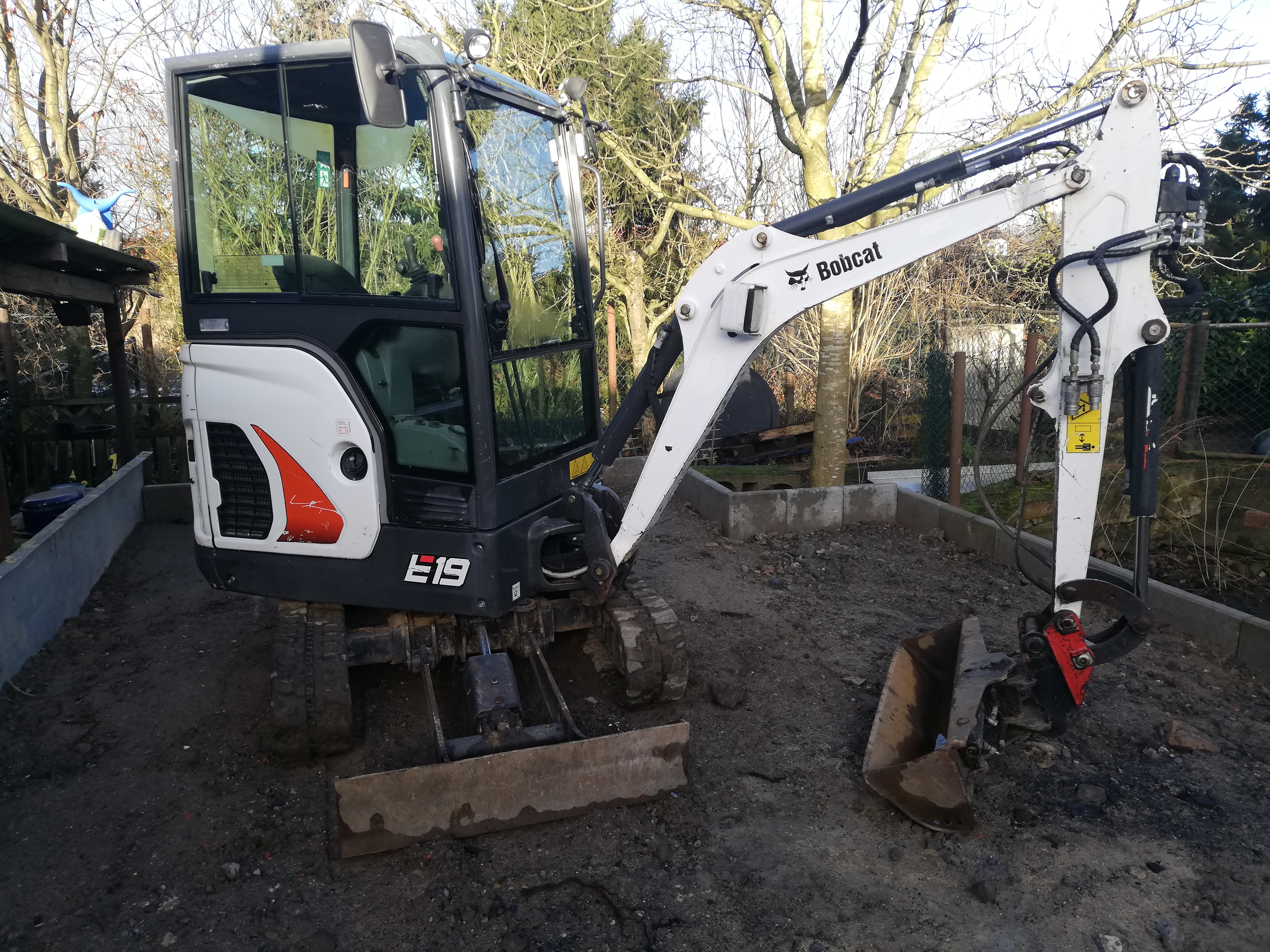 Minibagger (Bobcat 1,9 t) mit Trailer