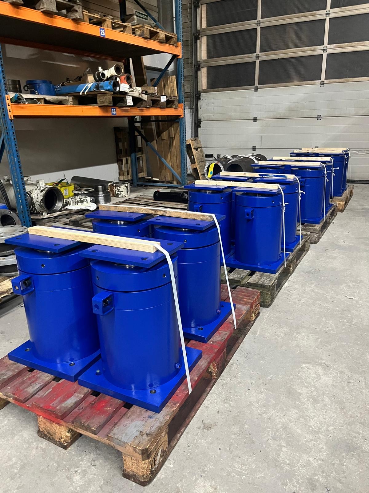 Neu gefertigte Hydraulikzylinder