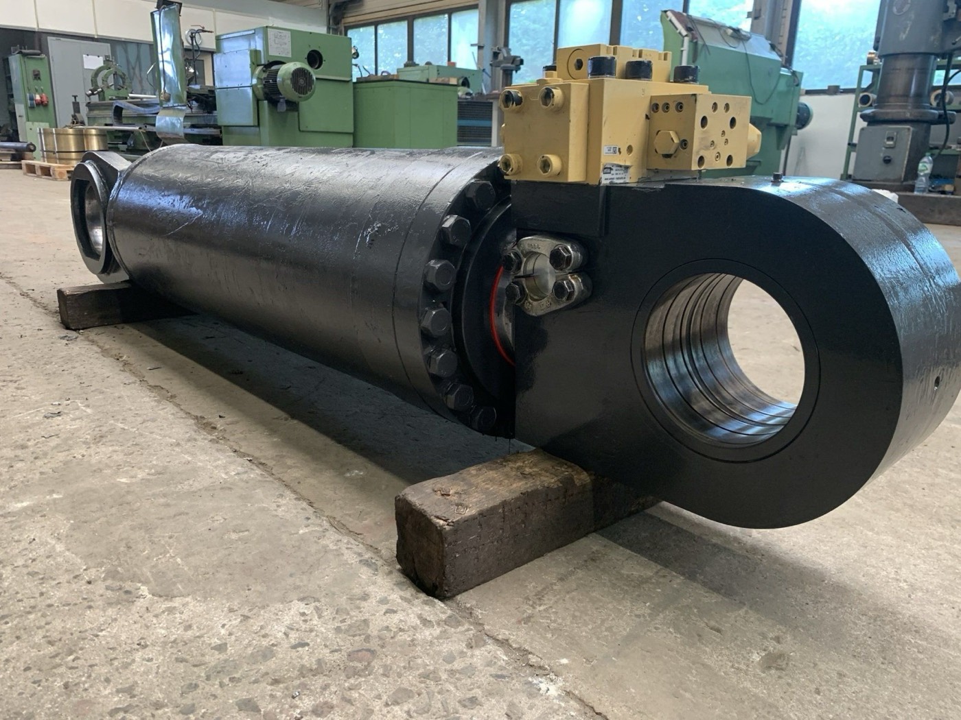 Großer Hydraulikzylinder mit Ventilblock in der Werkhalle