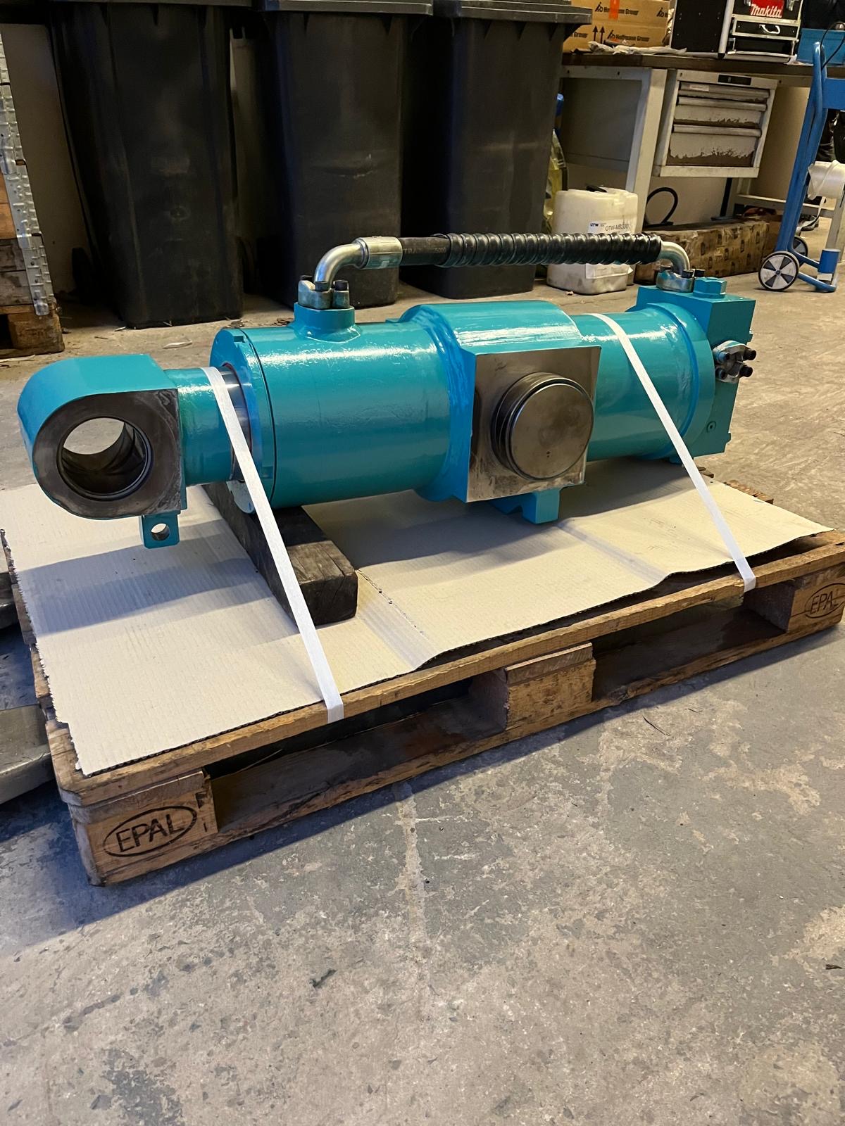 Hydraulikzylinder mit Rohrleitung