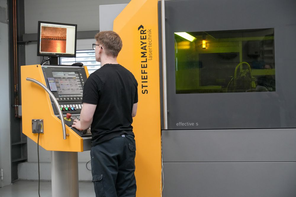 Laserschneidmaschine mit Kameraeinmeßtechnik