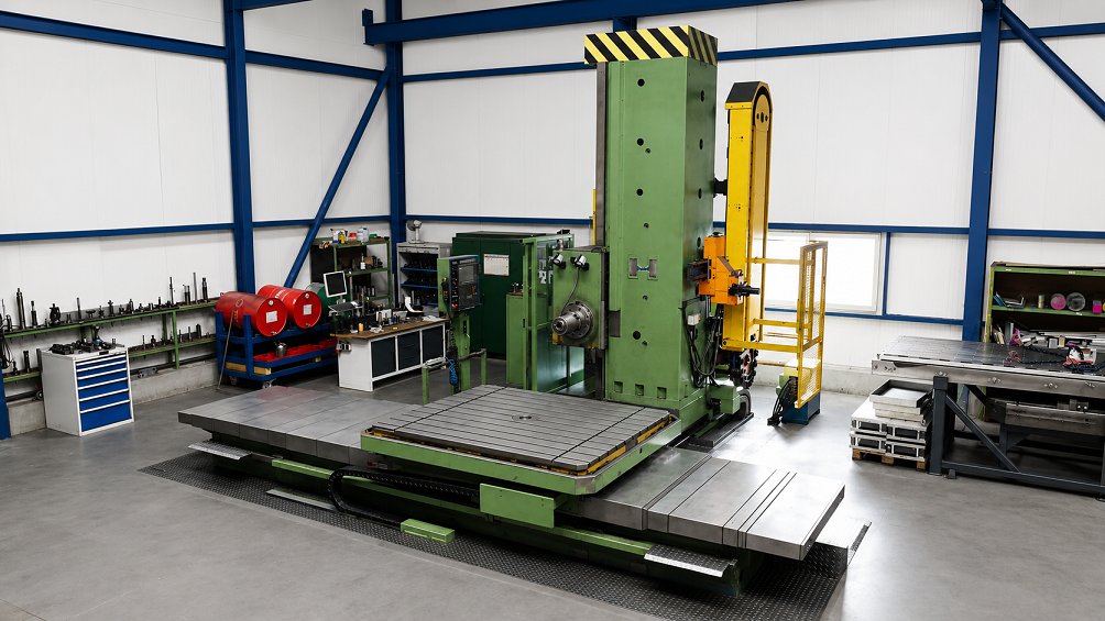 Großbauteil auf CNC-Plattenbohrwerk TOS WHN 13.4