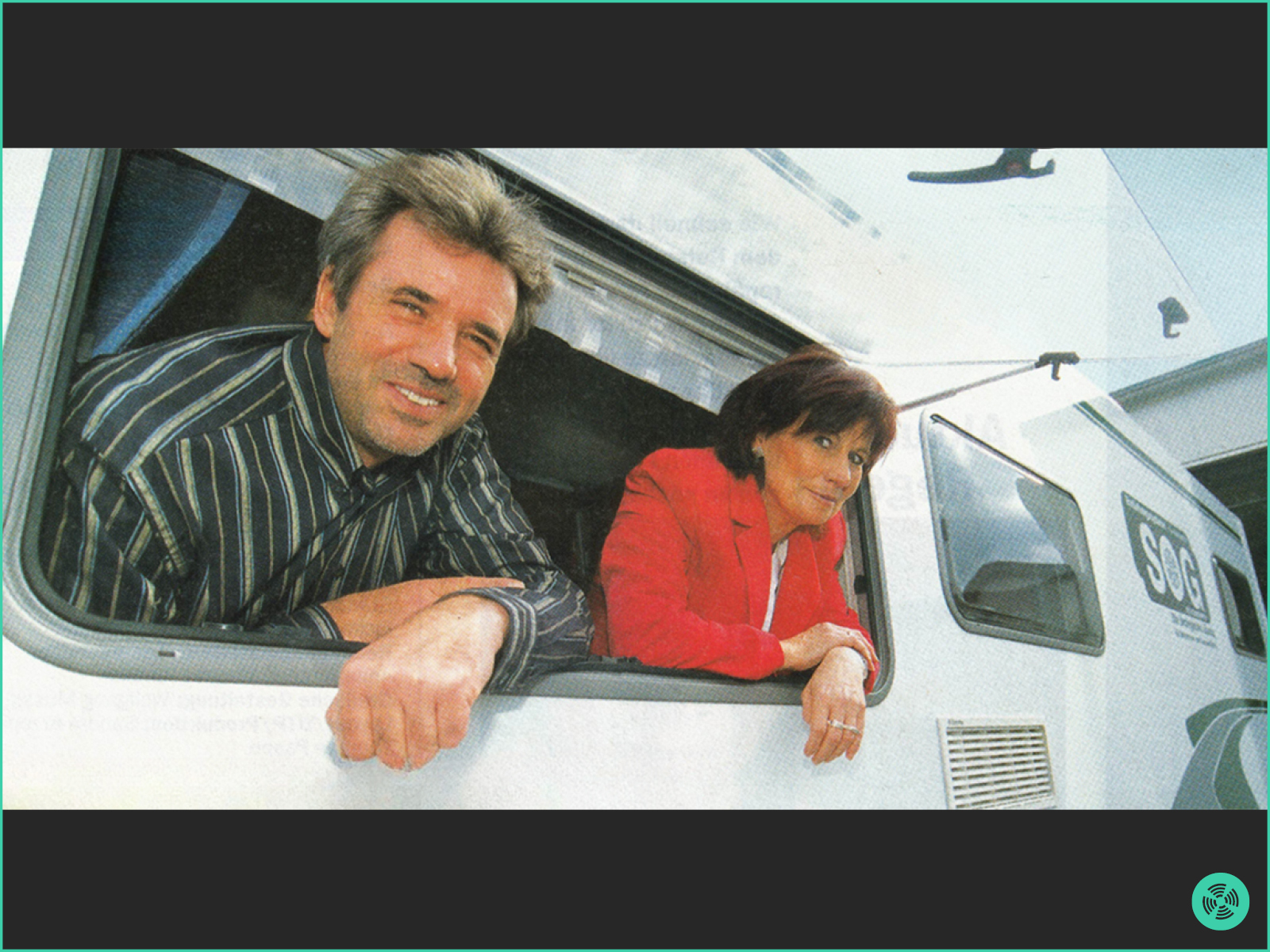 Die Gründer Ruth und Werner Dahmann an einem Reisemobil mit SOG® Schriftzug