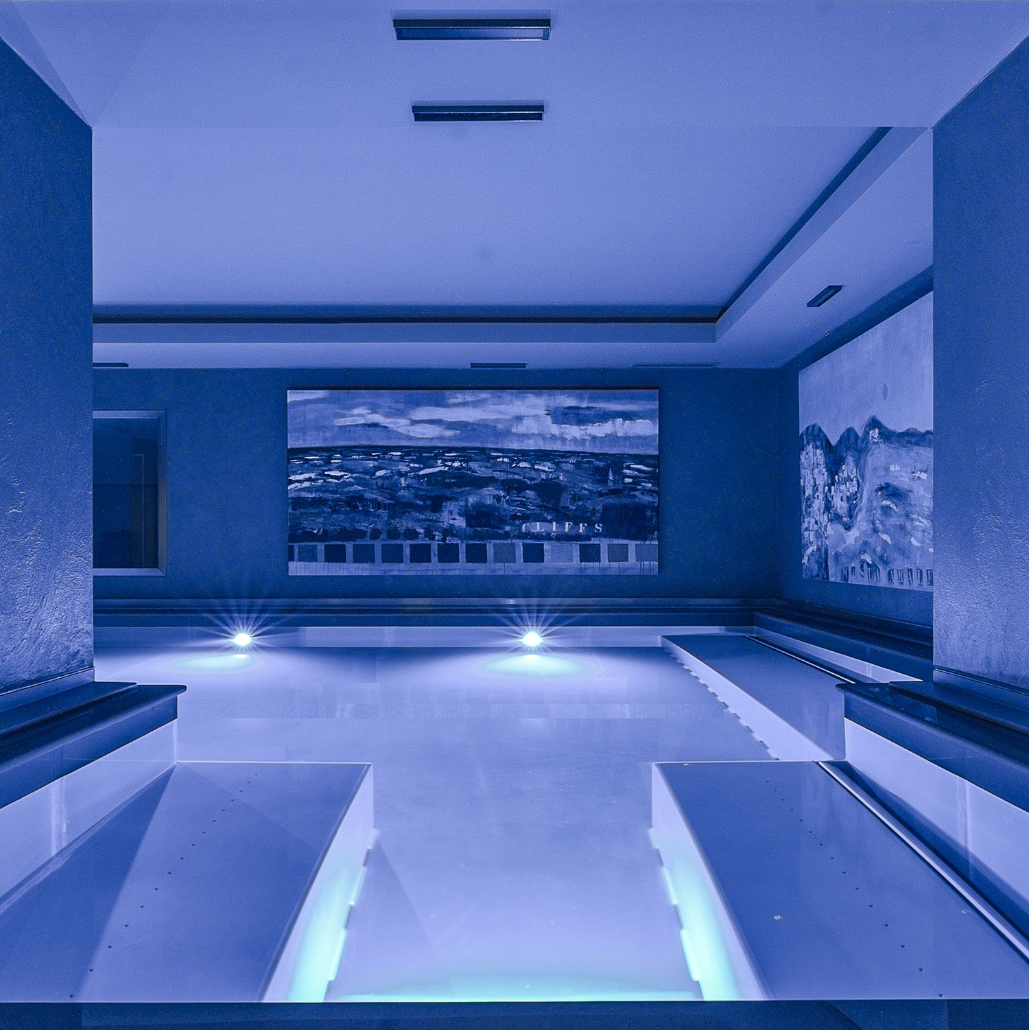 Hotelpool mit Nachtbeleuchtung