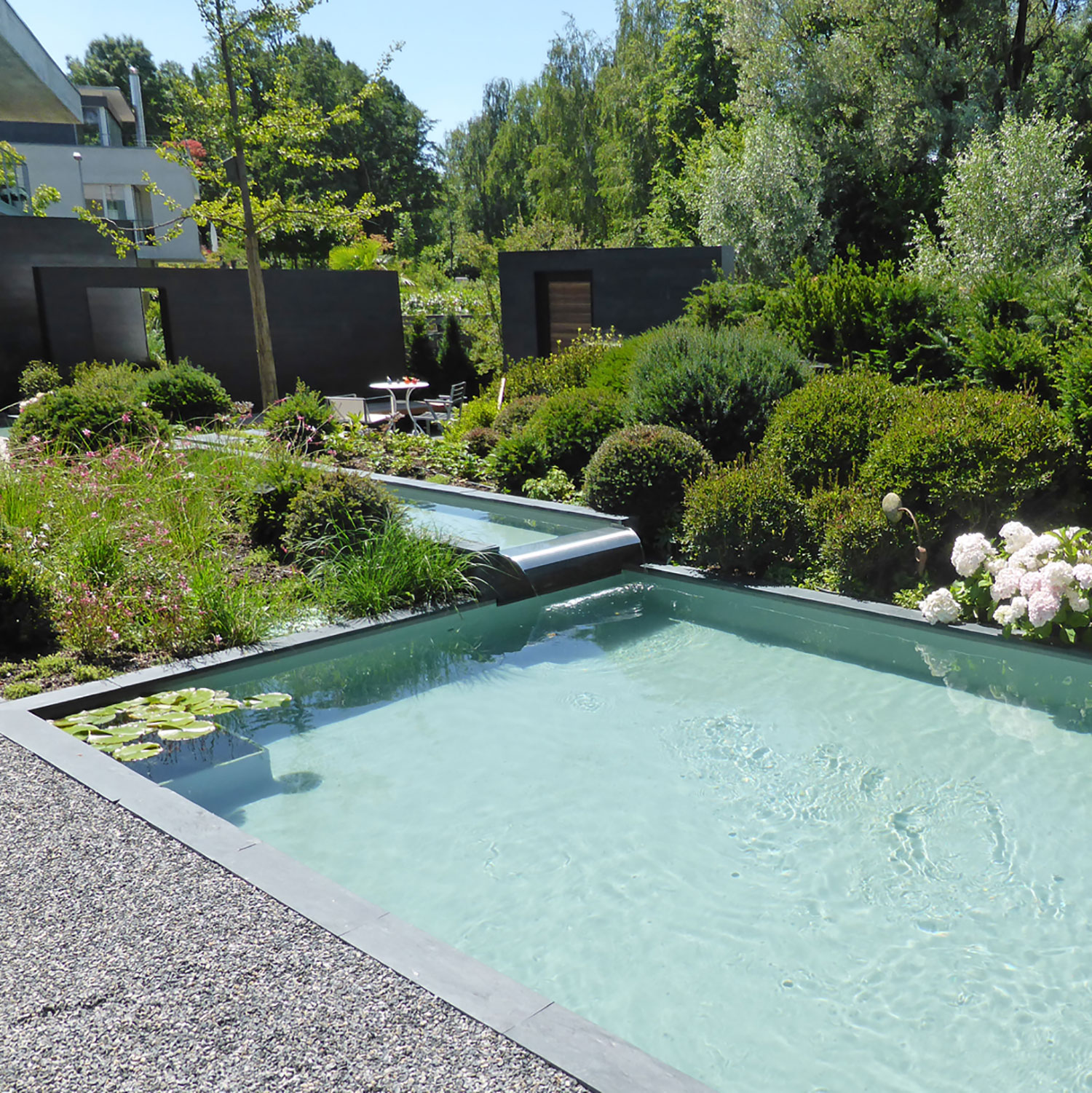 Brunnen in Gartenlandschaft