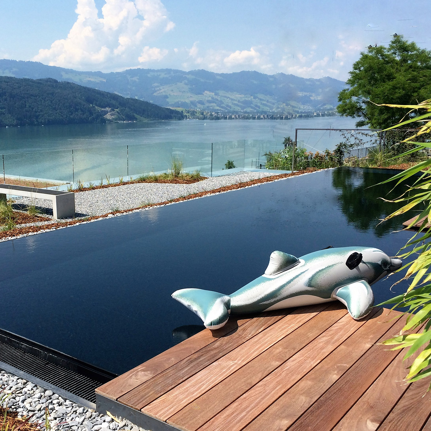 L-Form-Poolbecken mit Seeterrasse