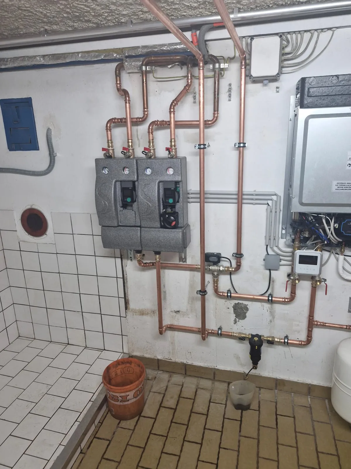 Hydraulische Pumpengruppen in Kupferrohrinstallation