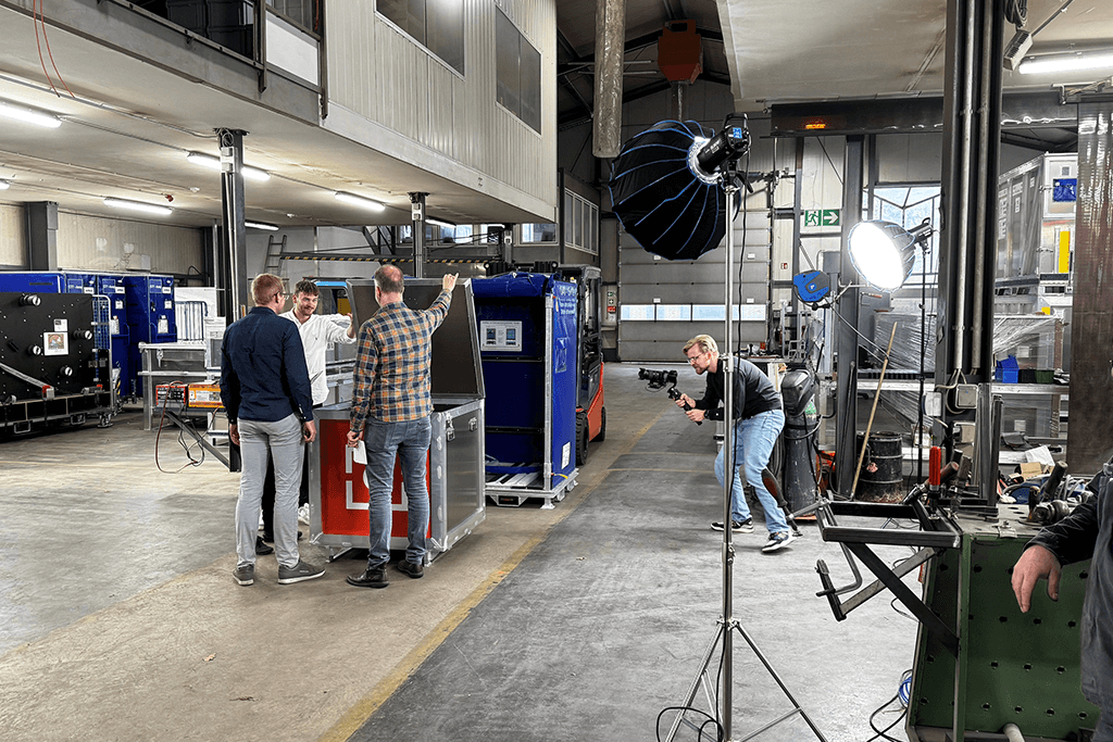 Aufnahme des Unternehmensvideos in der Produktionshalle