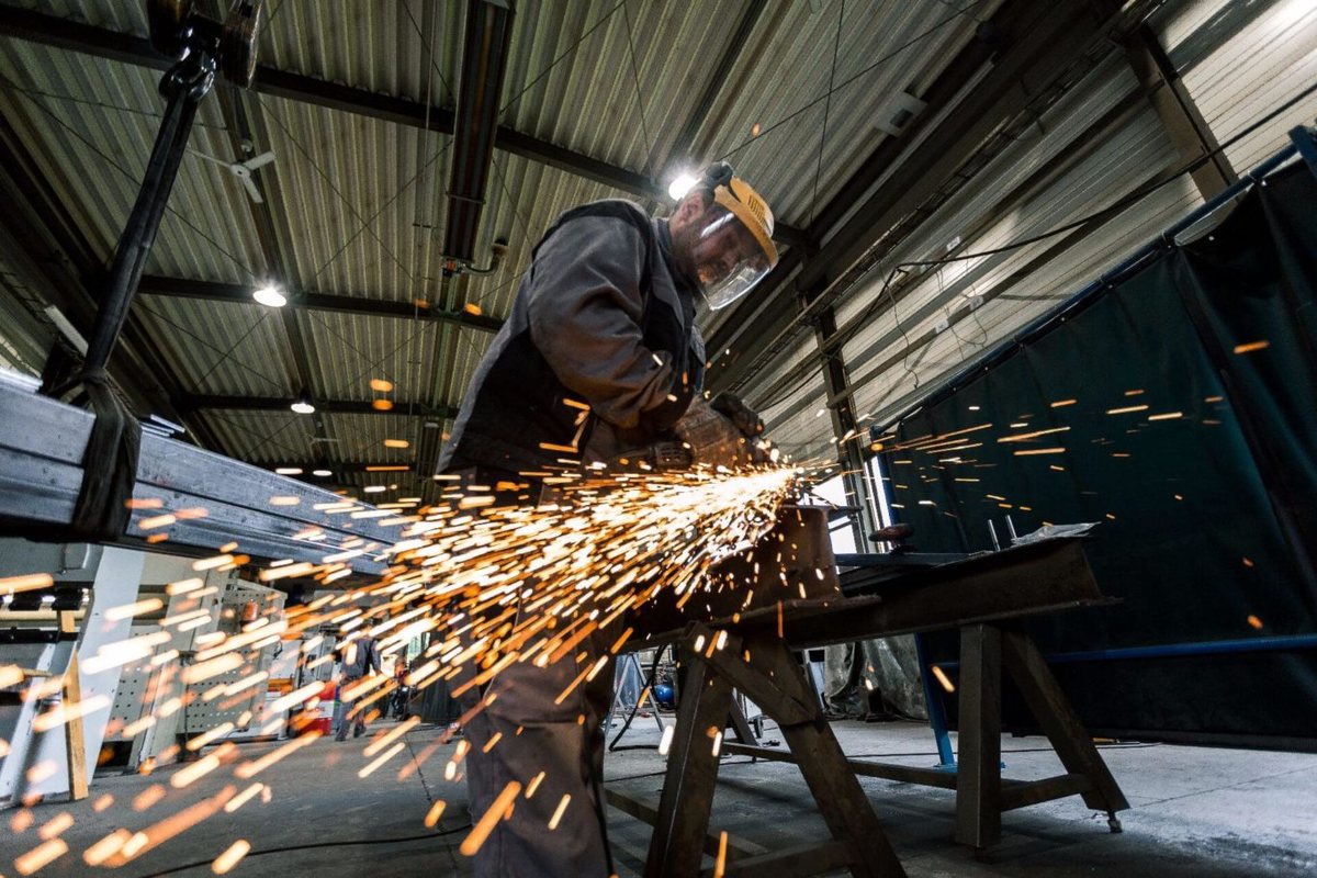 Eigene Fertigung: Trennen an einer Stahlkonstruktion in der Werkstatt